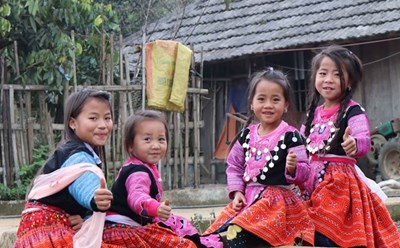 Trẻ em dân tộc Mông ở thị trấn Nông trường Mộc Châu, huyện Mộc Châu, tỉnh Sơn La, vui chơi đón Tết. Ảnh: TTXVN