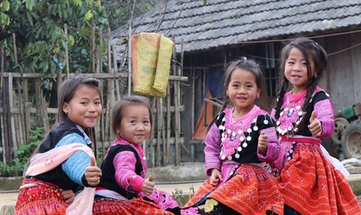 Trẻ em dân tộc Mông ở thị trấn Nông trường Mộc Châu, huyện Mộc Châu, tỉnh Sơn La, vui chơi đón Tết. Ảnh: TTXVN