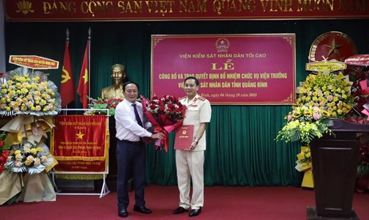 Lãnh đạo Tỉnh ủy Quảng Bình chúc mừng tân Viện trưởng VKSND tỉnh Quảng Bình. Ảnh: CTV