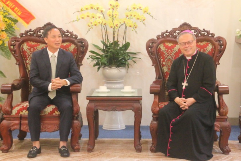 Trưởng ban Ban Tôn giáo Chính phủ Vũ Hoài Bắc và Tổng Giám mục Giuse Nguyễn Chí Linh. Ảnh: Website Ban Tôn giáo Chính phủ