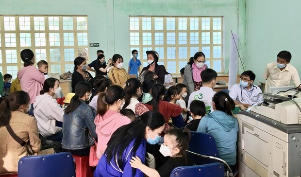 Các gia đình đưa con em có nguy cơ mắc bệnh tim bẩm sinh đến thăm, khám sàng lọc. Ảnh: TTXVN
