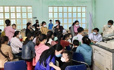 Các gia đình đưa con em có nguy cơ mắc bệnh tim bẩm sinh đến thăm, khám sàng lọc. Ảnh: TTXVN