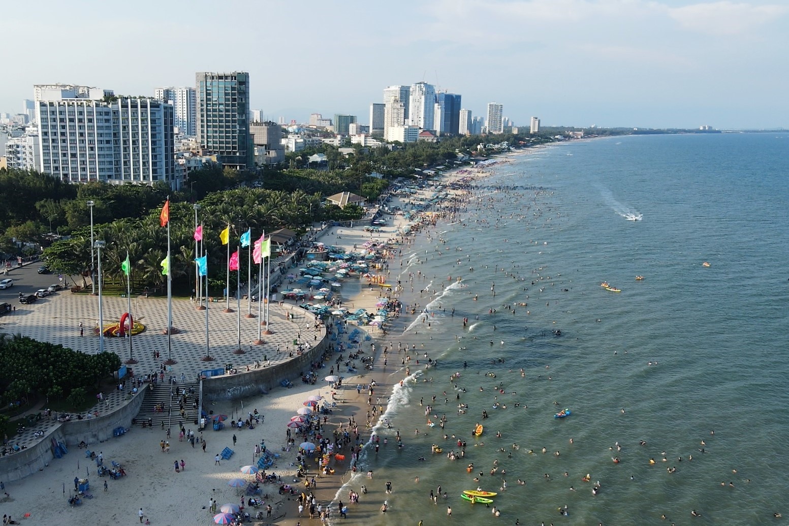 Bãi tắm tại Vũng Tàu luôn nhộn nhịp khách du lịch vào dịp cuối tuần. Ảnh: T.A