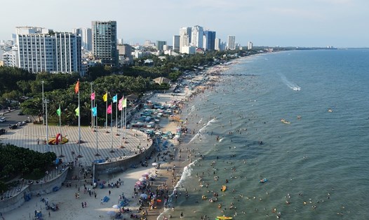 Bãi tắm tại Vũng Tàu luôn nhộn nhịp khách du lịch vào dịp cuối tuần. Ảnh: T.A