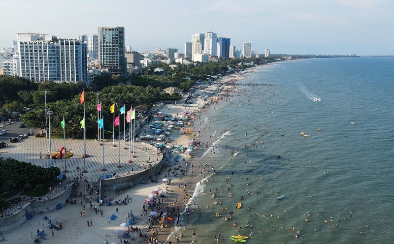 Bãi tắm tại Vũng Tàu luôn nhộn nhịp khách du lịch vào dịp cuối tuần. Ảnh: T.A