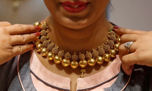 Sợi dây chuyền vàng tại nơi bán đồ trang sức nhân dịp lễ hội mua vàng Akshaya Tritiya, ở Mumbai, Ấn Độ. Ảnh: Francis Mascarenhas