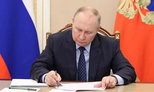 Tổng thống Nga Vladimir Putin ký thành luật sáp nhập 4 vùng của Ukraina. Ảnh: Mikhail Klimentyev