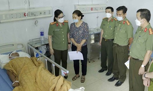 Lãnh đạo Công an tỉnh Yên Bái đến thăm hỏi Truy úy Lê Đức Giang. Ảnh: CTV.