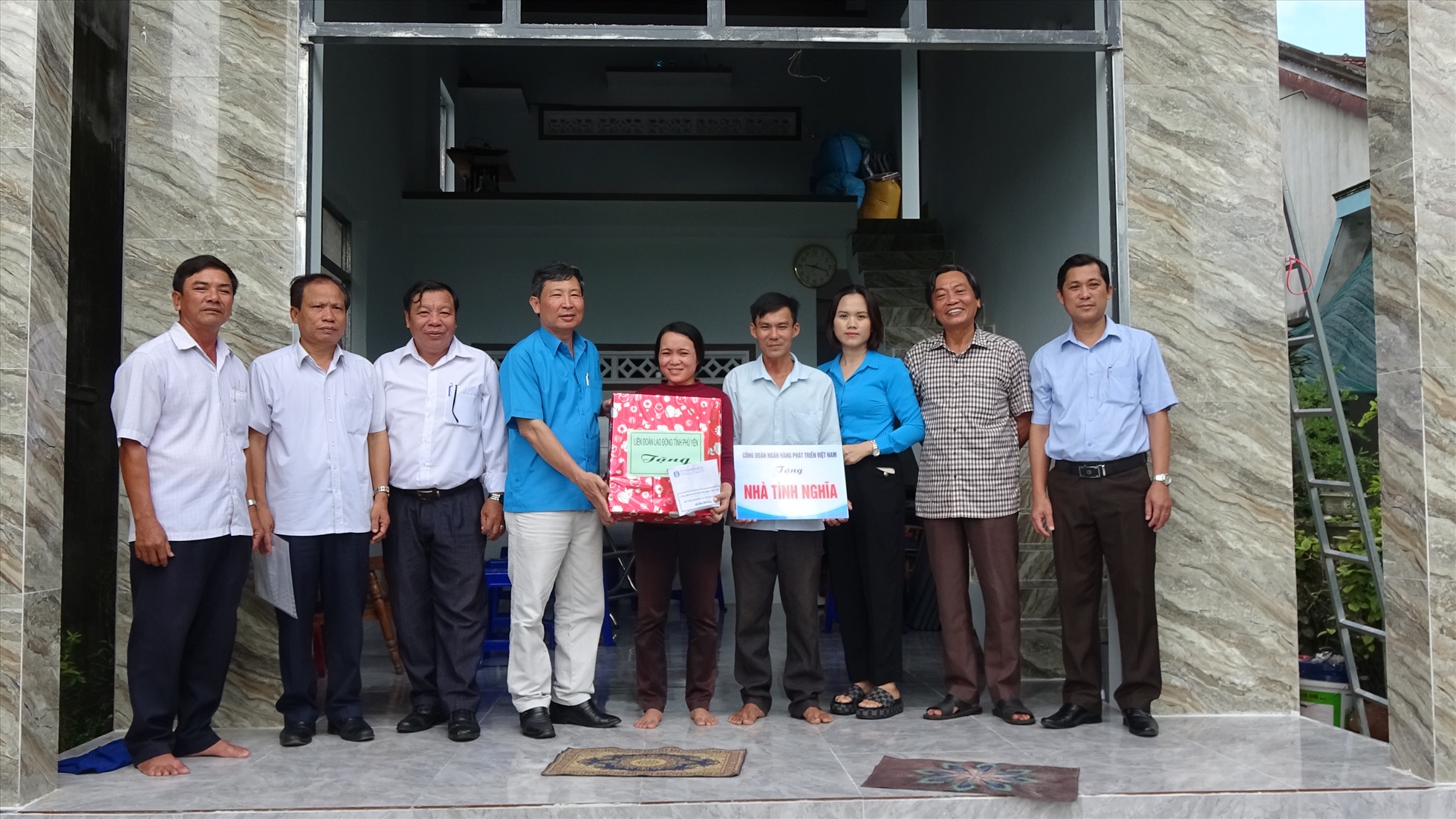 Lãnh đạo LĐLĐ Phú Yên, đơn vị hỗ trợ và công đoàn các cấp trao quyết định nghiệm thu, bàn giao nhà cho đoàn viên Bùi Minh Hùng. Ảnh: M.Tuấn