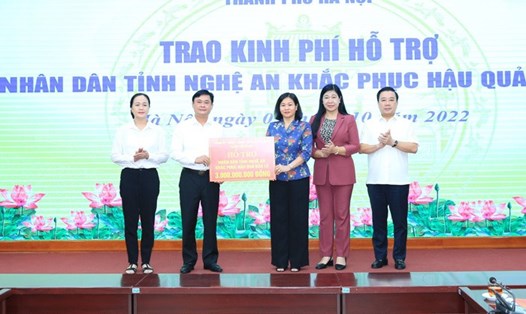 Lãnh đạo Thành phố Hà Nội trao kinh phí hỗ trợ cho tỉnh Nghệ An. Ảnh: HNP