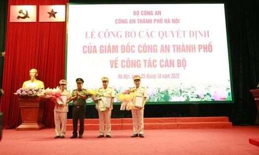 Đại tá Phạm Thanh Hùng (thứ 2 từ trái qua) trao quyết định điều động, bổ nhiệm cho 3 tân trưởng phòng. Ảnh: Y.Hưng