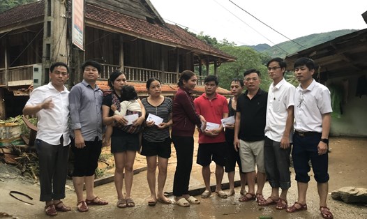 Đại diện ngành giáo dục Nghệ An trao hỗ trợ cho các giáo viên huyện Kỳ Sơn bị thiệt hại do lũ quét. Ảnh: QĐ