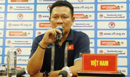 Huấn luyện viên Quốc Tuấn khuyên các cầu thủ không so kè với U17 Thái Lan. Ảnh: VFF
