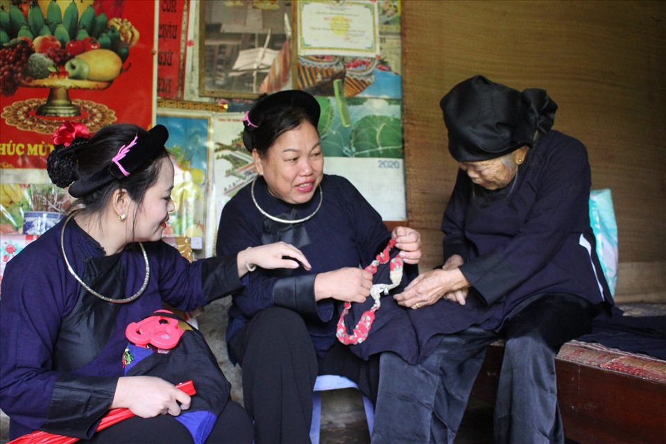 NNND Hà Thị Mai Ven - người lưu giữ văn hóa truyền thống Nùng. Ảnh: LVT