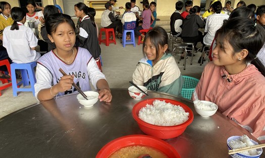 Bữa ăn sáng của học sinh miền núi xã Đăk Tăng, huyện Kon Plông. Ảnh TT