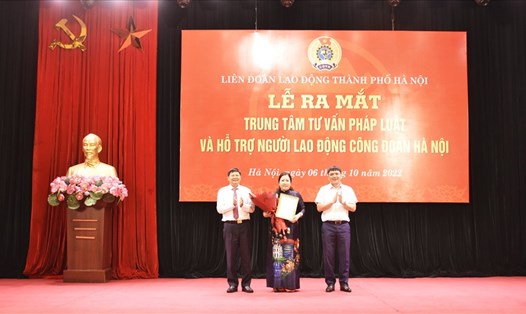 Lãnh đạo Tổng LĐLĐVN và thành phố Hà Nội trao Quyết định thành lập Trung tâm tư vấn pháp luật và hỗ trợ người lao động Công đoàn Hà Nội. Ảnh: Hà Anh