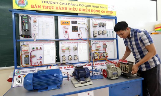 Thiết bị “Bàn thực hành điều khiển động cơ điện” của Trường Cao đẳng cơ giới Ninh Bình tham dự Hội thi.