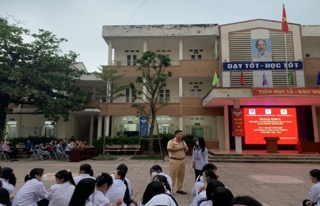 Báo cáo viên tuyên truyền về An toàn giao thông, Luật Giao thông cho học sinh ở trưởng THPT Quảng Oai. Ảnh: CAHN