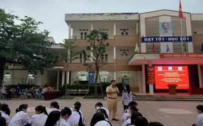 Báo cáo viên tuyên truyền về An toàn giao thông, Luật Giao thông cho học sinh ở trưởng THPT Quảng Oai. Ảnh: CAHN