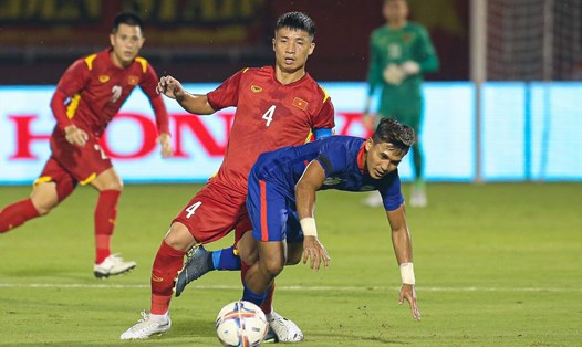 Tuyển Việt Nam đối đầu với Singapore tại giải giao hữu quốc tế 2022 trên sân Thống Nhất. Ảnh: Thanh Vũ