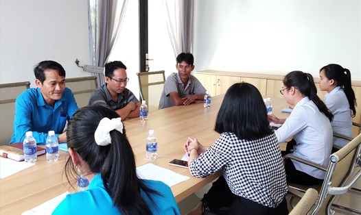 Đoàn khảo sát tại CĐCS Công ty TNHH Đồng Nhứt. Ảnh: Q.T