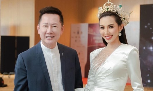 Chủ tịch Miss Grand International tiết lộ về thu nhập khủng của Thùy Tiên. Ảnh: MGI