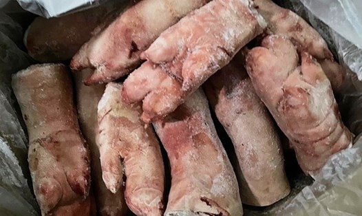 Chân gà, móng lợn, đùi lợn muối và nhiều loại thực phẩm đông lạnh khác đã quá hạn sử dụng.