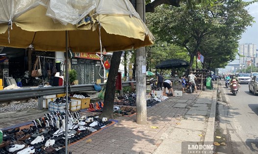 Lắp rào chắn, vỉa hè vẫn bị chiếm dụng bán hàng trên đường Giải Phóng.