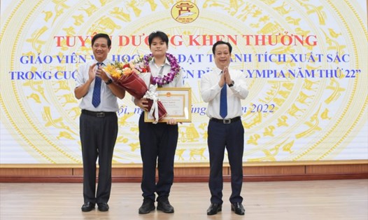 Lãnh đạo Sở Giáo dục và Đào tạo Hà Nội trao Bằng khen của Chủ tịch UBND thành phố cho học sinh Vũ Nguyên Sơn.