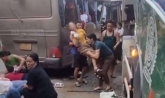 Người dân hỗ trợ đưa nạn nhân đi cấp cứu tại Bệnh viện đa khoa khu vực Tây Bắc (Nghệ An). Ảnh: NH