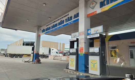 Cửa hàng kinh doanh xăng dầu Tân An (phường 6, TP. Tân An) dán ngừng bán vào thông báo hết xăng vào chiều 6.10. Ảnh: An Long