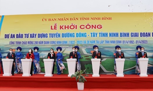 UBND tỉnh Ninh Bình tổ chức lễ khởi công tuyến đường Đông - Tây giai đoạn I với tổng mức đầu tư gần 1.500 tỉ đồng. Ảnh: NT