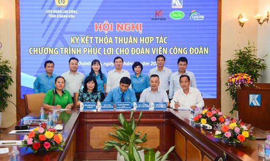 LĐLĐ tỉnh Khánh Hoà ký thỏa thuận phúc lợi đoàn viên với 4 doanh nghiệp thuộc Tổng Công ty Khánh Việt. Ảnh: PL