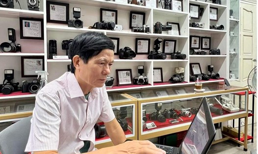 Tác giả Phạm Công Thắng tại bảo tàng mini nhiếp ảnh “KUNA” do anh sáng lập. Ảnh: NVCC
