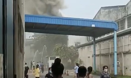 Cháy nổ trong công ty nhiều công nhân tháo chạy.
