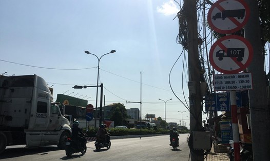 Một biển cấm xe được đặt trên tuyến đường Nguyễn Văn Linh. Ảnh: TL