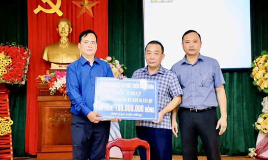Lãnh đạo Sở Nông nghiệp và Phát triển Nông thôn Nghệ An trao 100 triệu đồng hỗ trợ nhân dân huyện Kỳ Sơn. Ảnh: VH