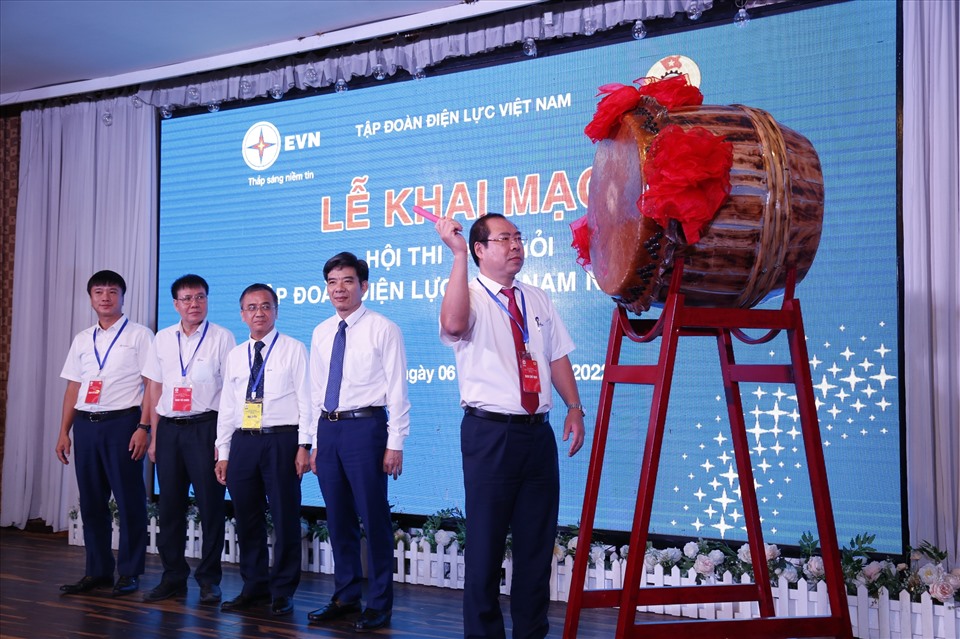 Ông Đỗ Đức Hùng, Chủ tịch Công đoàn ĐLVN đánh trống khai mạc Hội thi thợ giỏi khối nguồn và truyền tải điện cấp Tập đoàn EVN. Ảnh: Đắc Cường