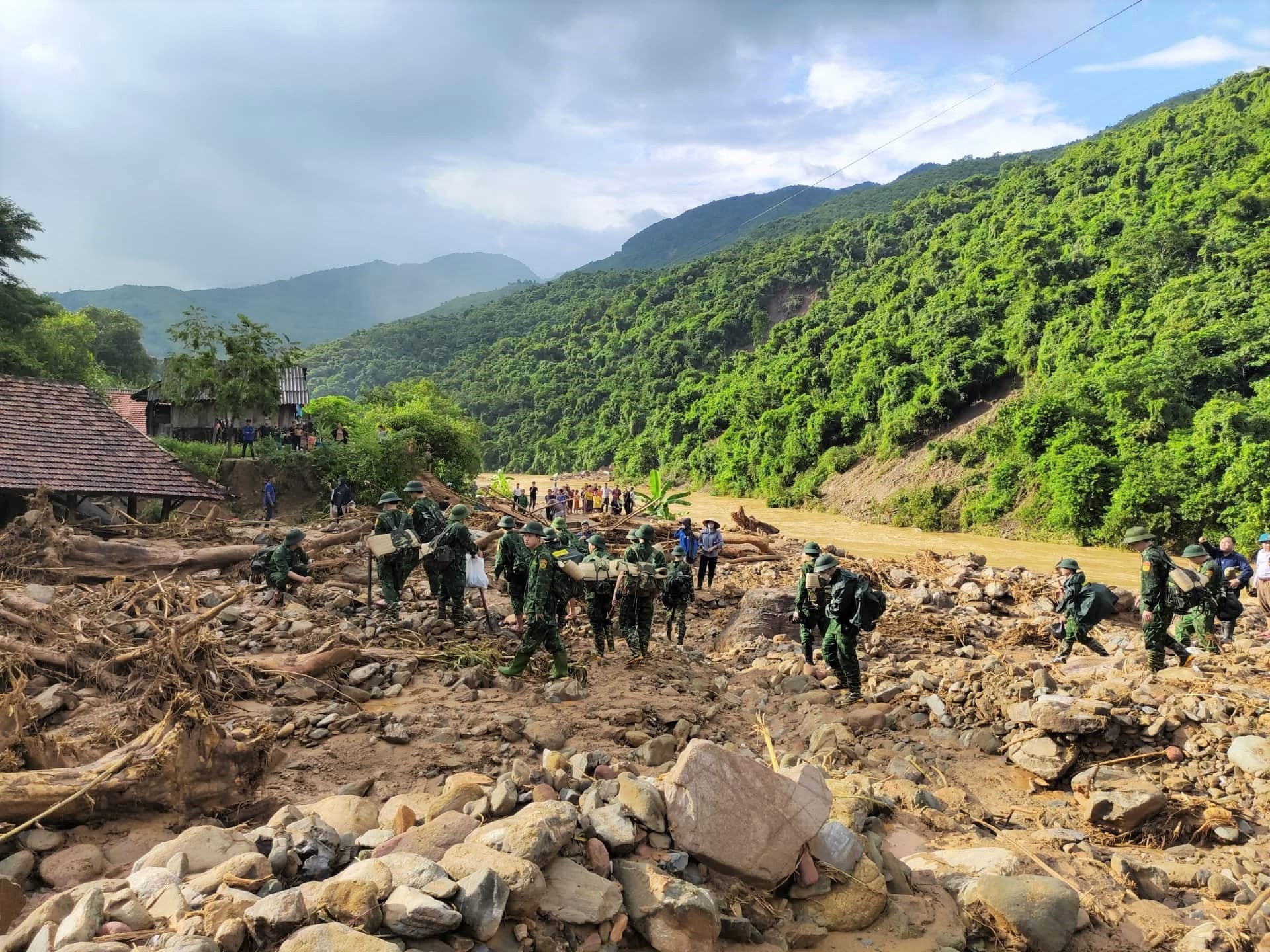 Lực lượng vũ trang Quân khu 4 hỗ trợ nhân dân Kỳ Sơn khắc phục hậu quả lũ quét. Ảnh: QĐ