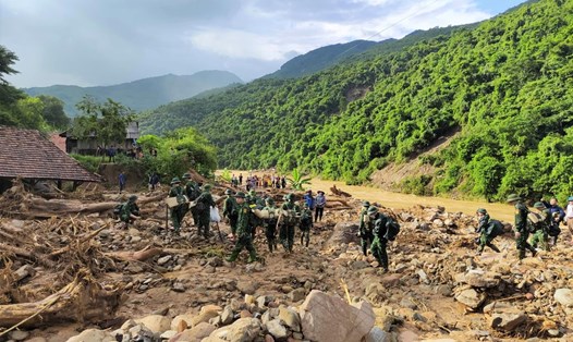 Lực lượng vũ trang Quân khu 4 hỗ trợ nhân dân Kỳ Sơn khắc phục hậu quả lũ quét. Ảnh: QĐ