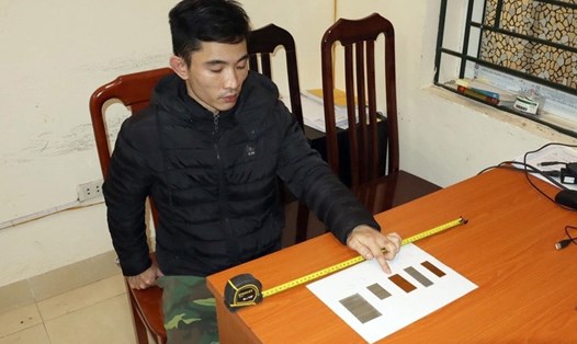 Nguyễn Trung Huyên với tang vật vụ án bé gái 3 tuổi tử vong thương tâm. Ảnh: CACC