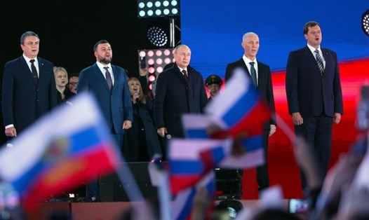 Tổng thống Vladimir Putin với các nhà lãnh đạo của Cộng hòa Nhân dân Donetsk và Lugansk, các vùng Zaporizhzhia và Kherson ký hiệp ước sáp nhập tại Mátxcơva, Nga, ngày 30.9.2022. Ảnh: Kremlin