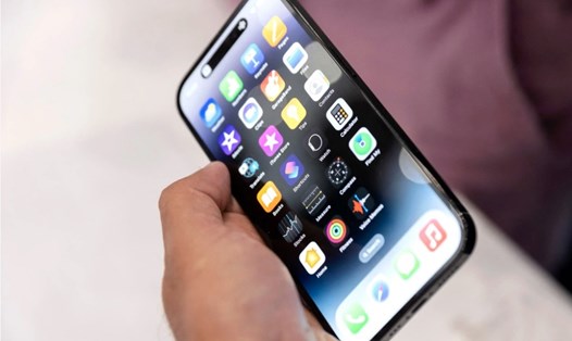 Các đại lý Việt Nam đưa ra rất nhiều ưu đãi cho khách hàng mua iPhone 14. Ảnh: AFP