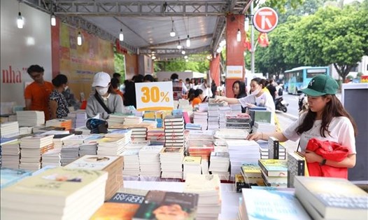 Hội sách Hà Nội 2022 có sự tham dự của 35 nhà xuất bản, doanh nghiệp phát hành sách trong cả nước. Ảnh: TTXVN
