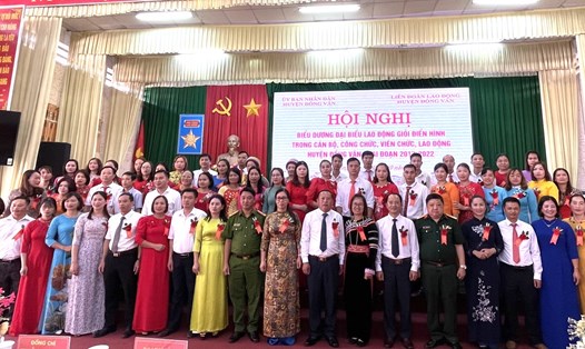 Lãnh đạo huyện Đồng Văn chụp ảnh lưu niệm cùng các đại biểu.