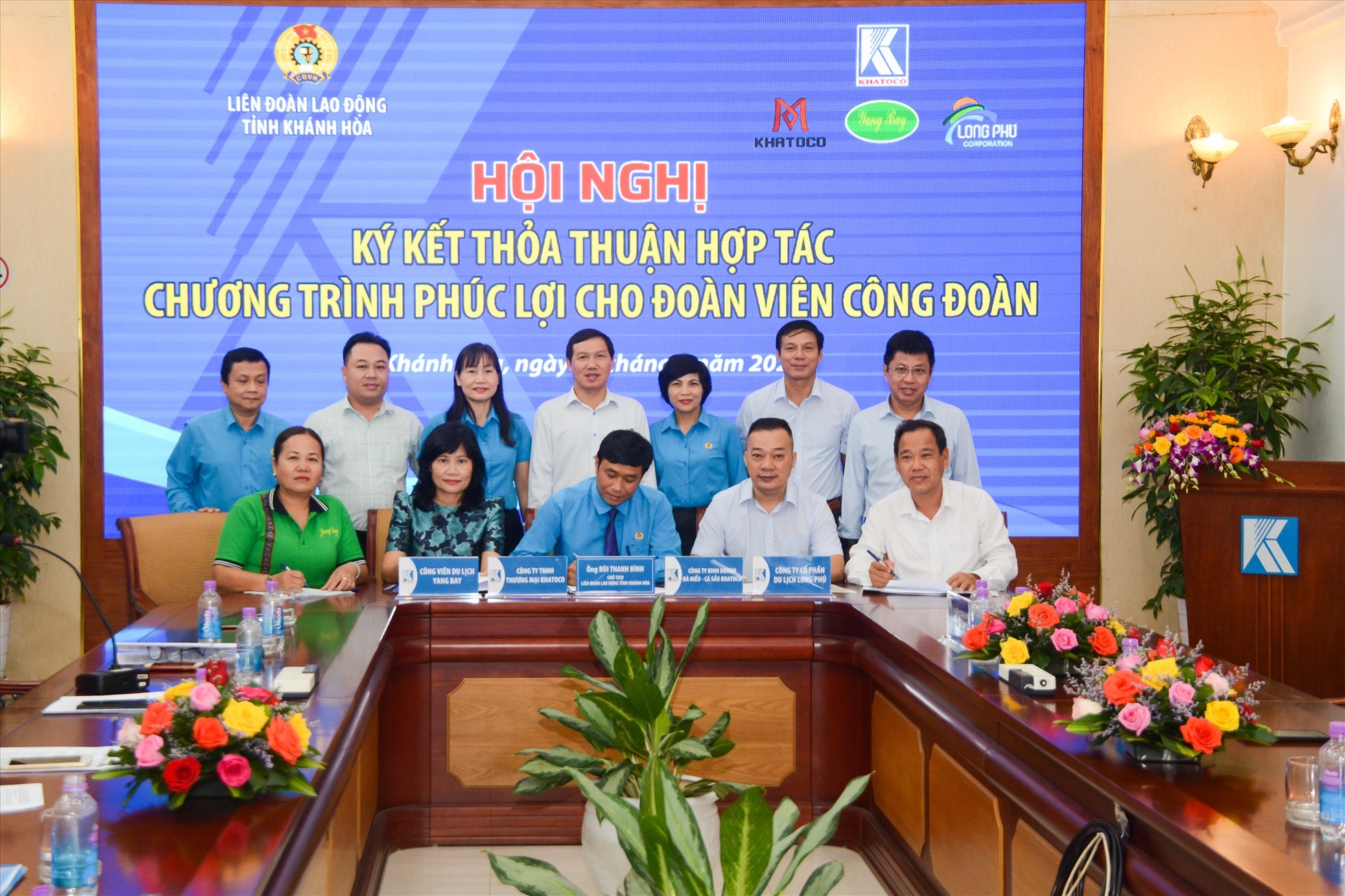 LĐLĐ tỉnh Khánh Hoà ký thỏa thuận phúc lợi đoàn viên với 4 doanh nghiệp thuộc Tổng Công ty Khánh Việt. Ảnh: PL