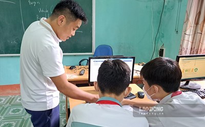 Thầy giáo Sùng A Thông trong tiết dạy.