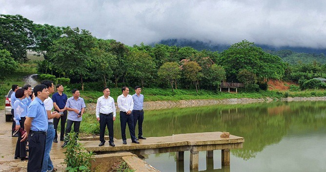 Đoàn công tác liên ngành của thành phố Hà Nội kiểm tra một số công trình xây dựng tại xã Đông Xuân, huyện Quốc Oai. Ảnh: Liên Nguyễn