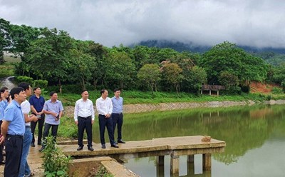 Đoàn công tác liên ngành của thành phố Hà Nội kiểm tra một số công trình xây dựng tại xã Đông Xuân, huyện Quốc Oai. Ảnh: Liên Nguyễn