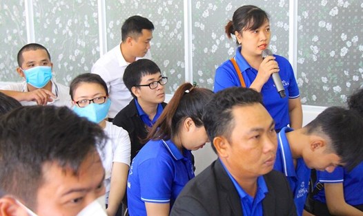 Người lao động tại doanh nghiệp huyện Tây Sơn đối thoại với Hội đồng An toàn, vệ sinh lao động tỉnh. Ảnh: H.T